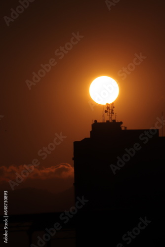 Pôr do sol entre prédios