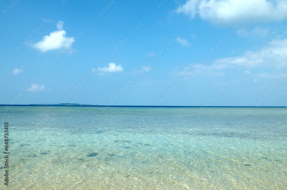 離島　夏の海と青空　西表島中野海岸