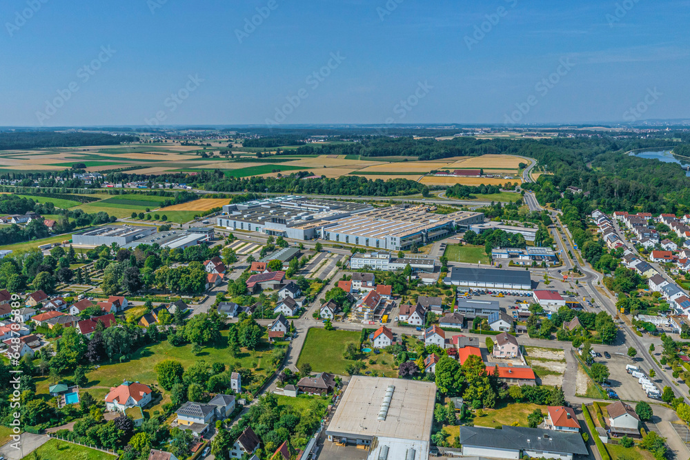 Leipheim im Kreis Günburg in Schwaben im Luftbild, Blick nach Westen über das Gewerbegiet an der A8