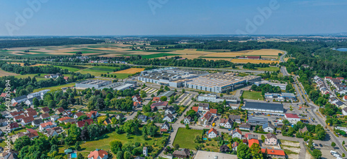 Leipheim im Kreis Günburg in Schwaben im Luftbild, Blick nach Westen über das Gewerbegiet an der A8