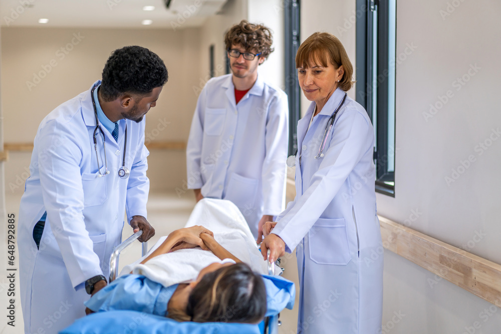 Obraz premium Group of professional medical doctor team and assistant with stethoscope in uniform taking seriously injured coma patient to operation emergency theatre room in hospital.health medical care concept