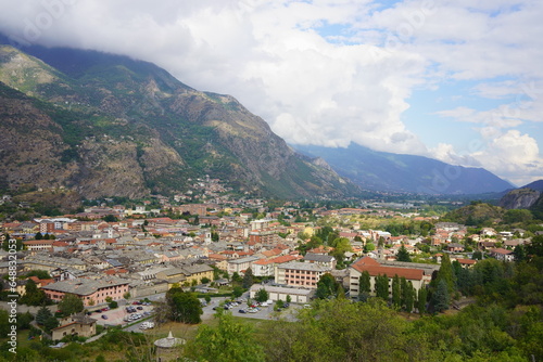 Slika na platnu La città di Susa nelle Alpi italiane nella vallata della Valsusa in una giornata
