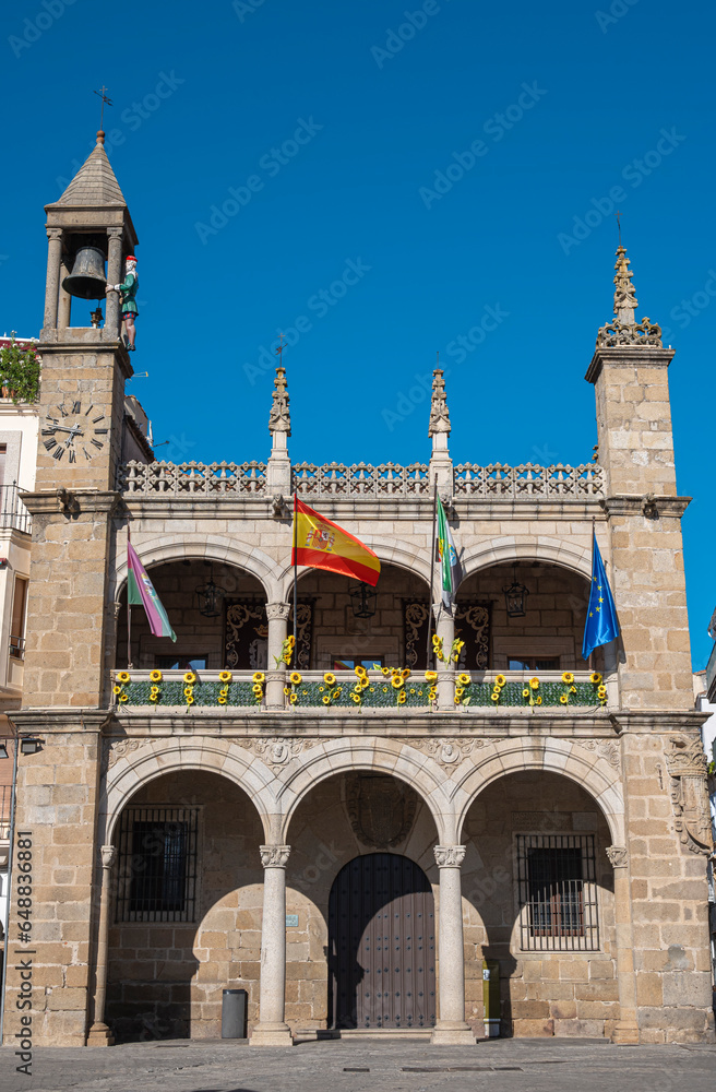 Disparo vertical a la fachada del ayuntamiento de la villa de Plasencia, España