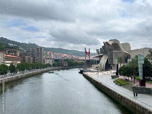 RIA DE BILBAO CON VISTAS DEL MUSEO