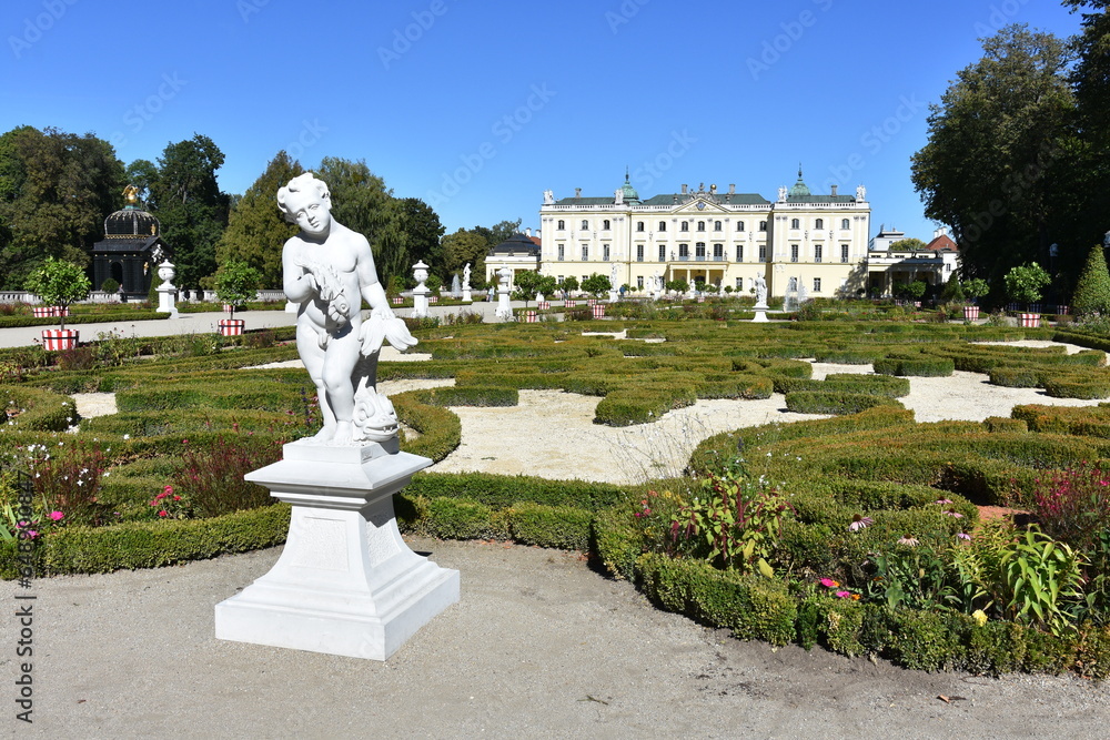 Fototapeta premium Barokowy park i ogród w stylu francuskim, Pałac Branickich w Białymstoku, Podlaskie, Polska, 