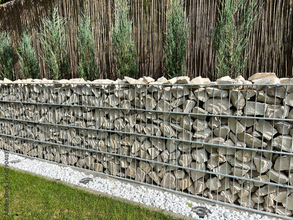 Fototapeta premium murek z kamieni w ogrodzie