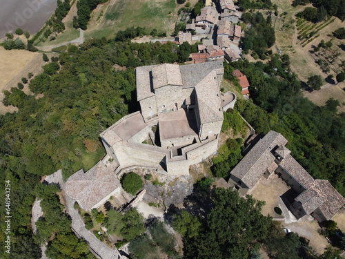 Il Castello di Rossena edificato nel 960 dal bisnonno di Matilde di Canossa, Situato sui colli dell’Emilia-Romagna, visto col drone - Reggio Emilia photo