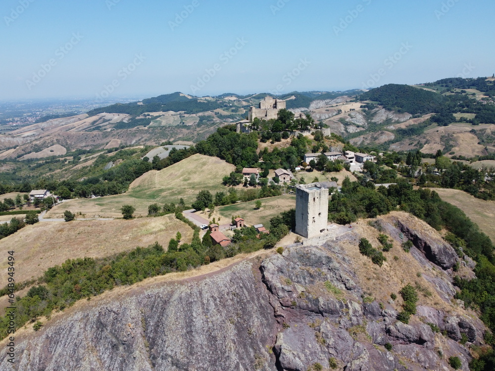 La torre di Rossenella vista col drone. Poco distante dal castello matildico di Rossena risale al XII secolo. Reggio Emilia