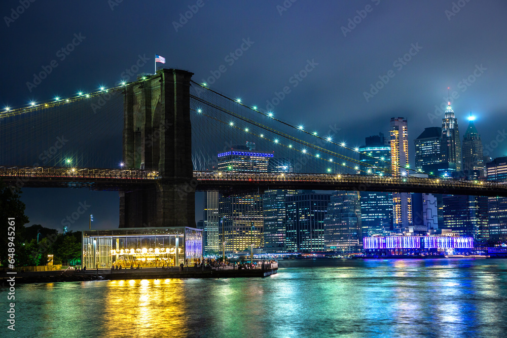 Fototapeta premium Brooklyn Bridge and Manhattan at night