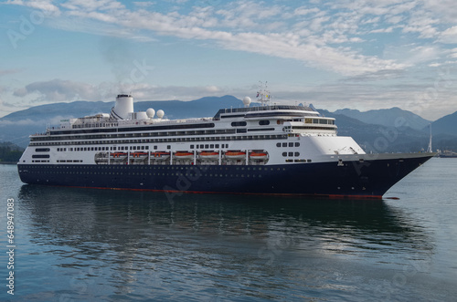 Holland America Kreuzfahrtschiff Volendam geht auf Alaska-Kreuzfahrt von Vancouver, Kanada - HAL luxury cruiseship cruise ship liner sailing into Vancouver, BC © Tamme