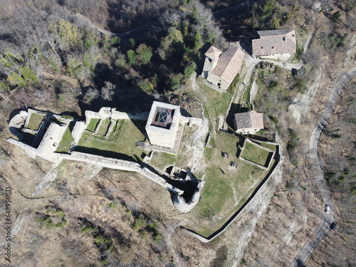 Vista aerea del castello di Carpineti, è un castello medievale che fu di proprietà della contessa Matilde di Canossa  - Reggio Emilia photo