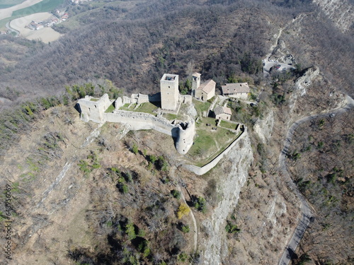 Vista aerea del castello di Carpineti, è un castello medievale che fu di proprietà della contessa Matilde di Canossa  - Reggio Emilia photo