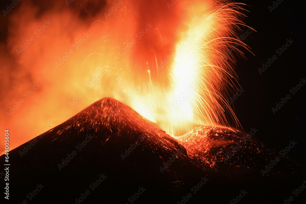 Etna - Esplosione di lava sul vulcano etna dal cratere  durante un eruzione vista di notte - obrazy, fototapety, plakaty 