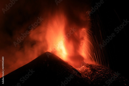 Esplosione di lava intensa sul vulcano etna dal cratere durante un eruzione vista di notte