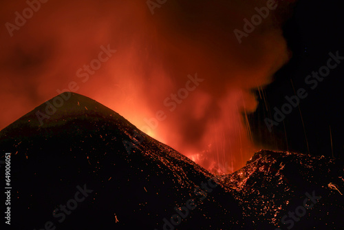 Vulcano Etna in Sicilia - Cratere in eruzione visto di notte in dettaglio in primo piano durante un attività vulcanica con esplosioni di lava ad Agosto 2023 