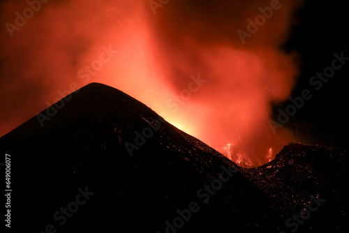 Etna - vista sul cratere in eruzione di notte con lava gas e cenere