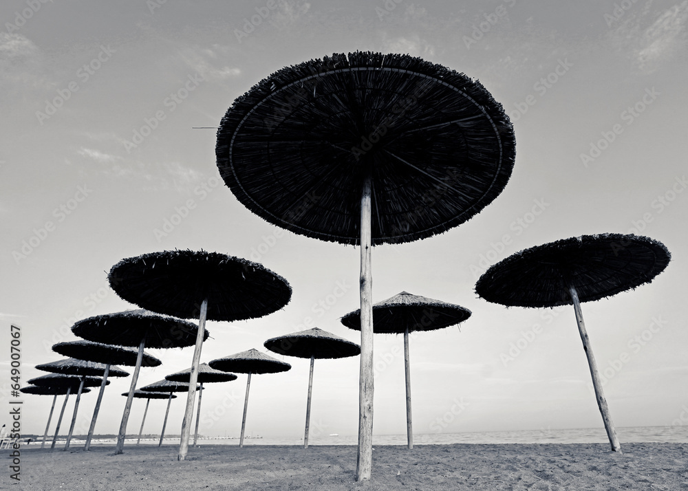 Obraz premium Lonely Greek beach umbrellas