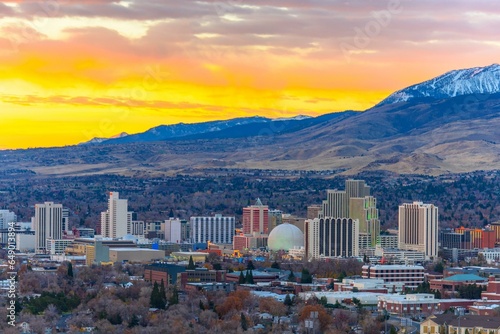 Foto Reno Radiant Dawn: Panoramic 4K View of the Nevada City at Sunrise with Cloudy S
