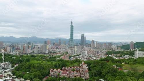 台湾台北の街並みと台北101などの高層ビル群　空撮