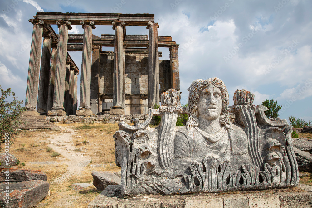 Aizonai antic city ruins with Zeus temple. Aizanoi ancient city in Cavdarhisar, Kutahya, Turkey. - obrazy, fototapety, plakaty 