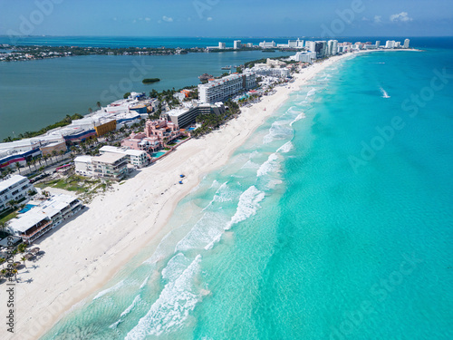 Coastline Panorama: Cancún's Daytime Beach Activities