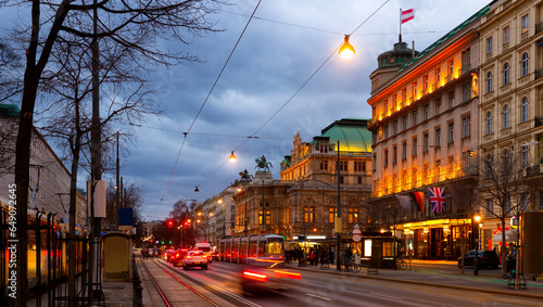 Canvas Print Wide shot of traffic passing the Opernring and Vienna State Opera in Vienna, Aus