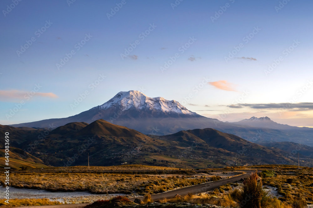 Chimborazo, nevado mas alto de Ecuador, punto mas cercano al sol desde el centro de la tierra, fotografía al amanecer desde la parte alta de la Cordillera de los Andes  - obrazy, fototapety, plakaty 