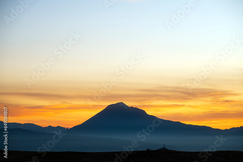 Tungurahua, volcán activo de la cordillera de los andes visto al amanecer 