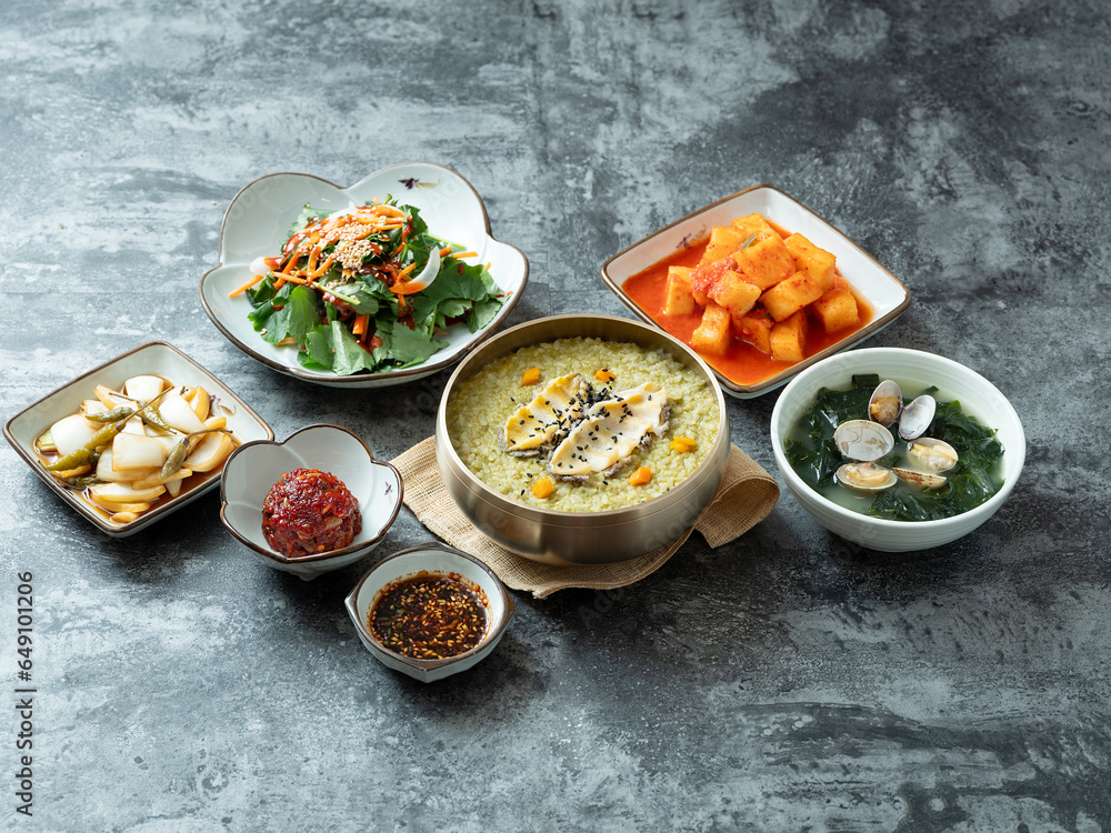 Abalone porridge, clam seaweed soup, and various side dishes Abalone porridge, clam seaweed soup, and various side dishes