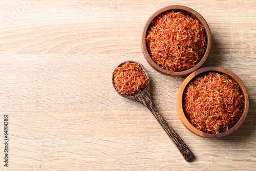 Canvas-taulu Dried safflower in wooden bowl and spoon, Herbal tea, Table top view