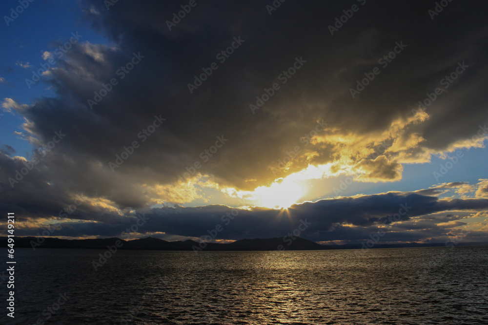 夕陽を反射する湖面　サロマ湖
