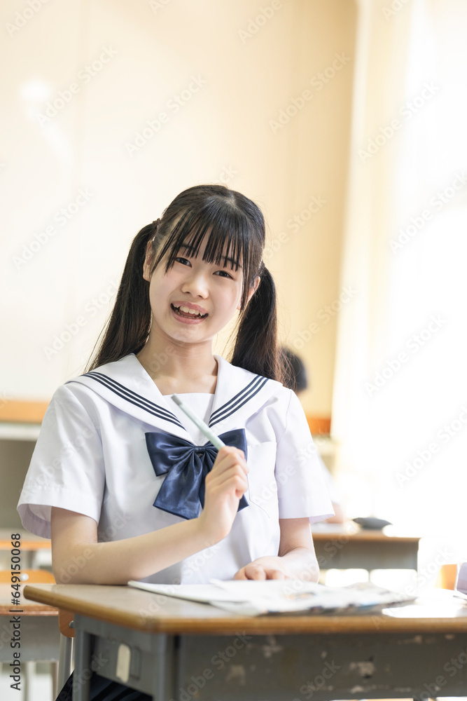 学校の教室で勉強する女子中学生 学校の教室で勉強する女子中学生