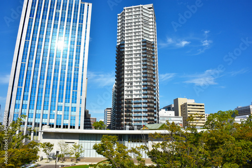 青い空と都会の高層ビルの街並み風景