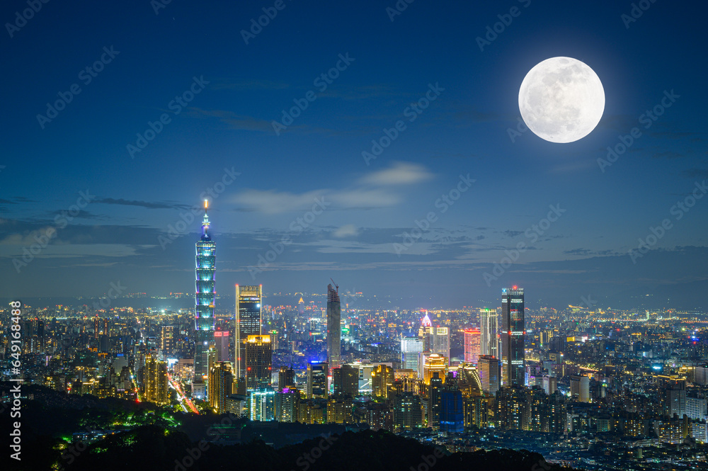 Obraz premium Urban Splendor at Night: Watching Dynamic Clouds Above a Dazzling Cityscape. View of Taipei city from the Four Beasts Mountain Trail, Taiwan
