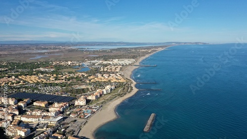 survol du cap d'Agde dans le sud de la France, Hérault, Occitanie © Lotharingia