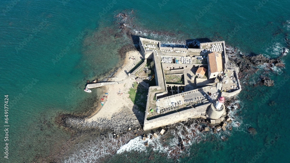 survol du fort de Brescou sur le littoral d'Agde dans le sud de la France, Hérault, Occitanie - obrazy, fototapety, plakaty 
