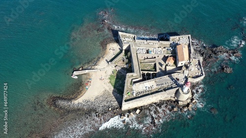 Fotografiet survol du fort de Brescou sur le littoral d'Agde dans le sud de la France, Hérau