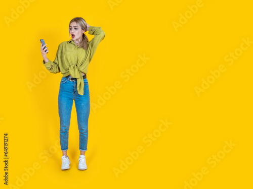 Fotografia Confused shocked young woman, full body front view beautiful blonde confused shocked young woman