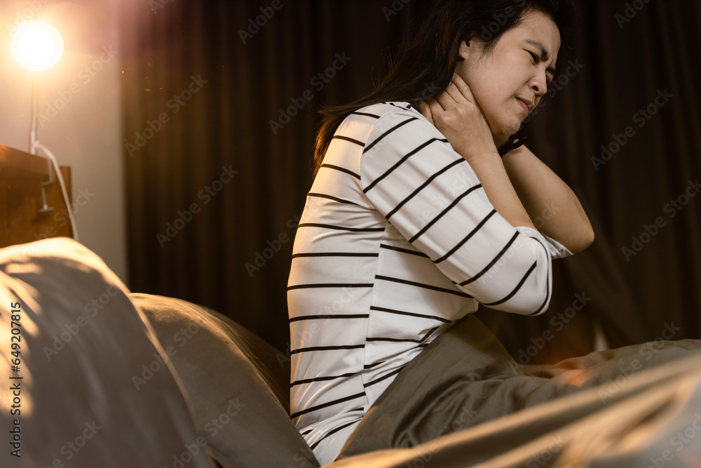 Middle aged woman experiencing neck pain,aching and tightness in shoulders and upper back,muscle spasms,chronic muscle tension and discomfort,feel sore,difficult to turn head or move neck comfortably - obrazy, fototapety, plakaty 
