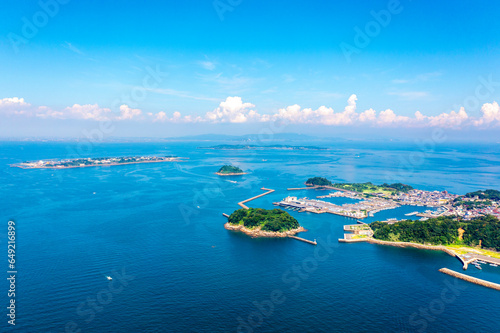 夏の篠島港と日間賀島（左奥） （愛知県南知多町）