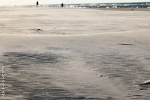 Wydmy na piaszczystej plaży nad morzem Piach