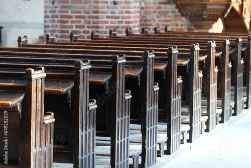 Drewniane stare ławki w kościele. Zabytek. © DarSzach