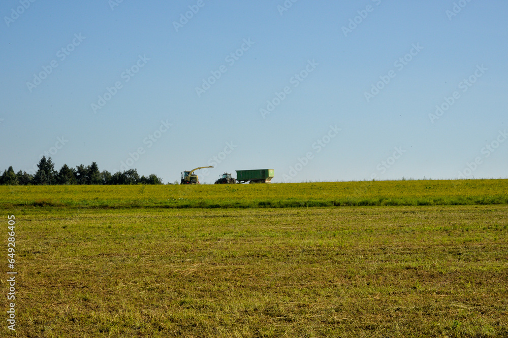 feld bauernhof ernte traktor mähdrescher unerkannte personenen und marken feld bauernhof ernte traktor mähdrescher unerkannte personenen und marken
