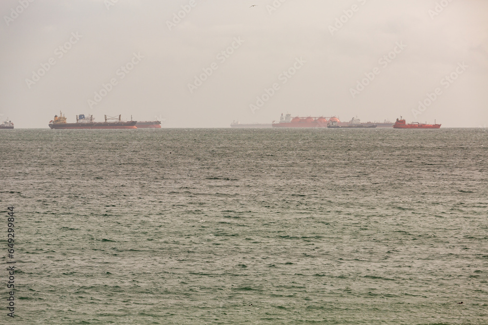 Schiffe ankern vor dem Hafen von Skagen, Dänemark