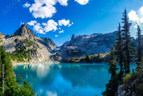 Fototapeta Naklejka Na Ścianę i Meble -  Iconic Jade lake in the Central Cascades, Alpine lake region, Washington, USA