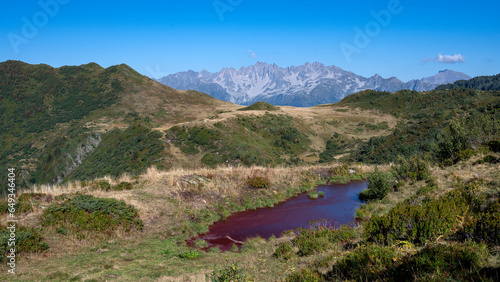 Fotografie Étang de couleur rouge dans le massif de Belledonne dans les Alpes en Savoie