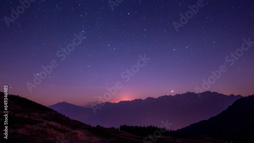 Paysage nocturne dans les Alpes dans le massif de Belledonne avec ciel étoilé et lever de lune photo
