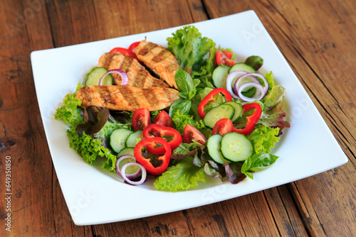 Salat mit gegrillter Hähnchenbrust photo