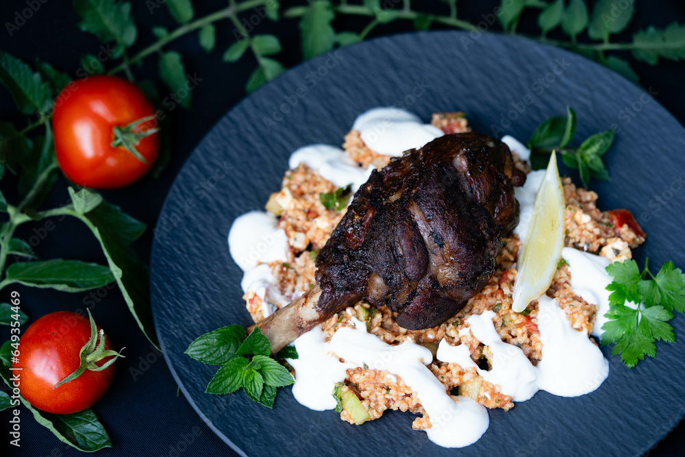 Lammkeule vom Holzkohlegrill mit Bulgur und Knoblauchcreme Stock Photo ...