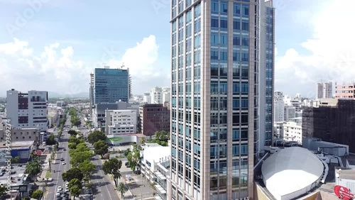 Vista aérea de avenida principal winston churchill, apreciamos grandes edificios comerciale y residenciales. hermos dia soleado en la capital con ligero trafico. UHD photo